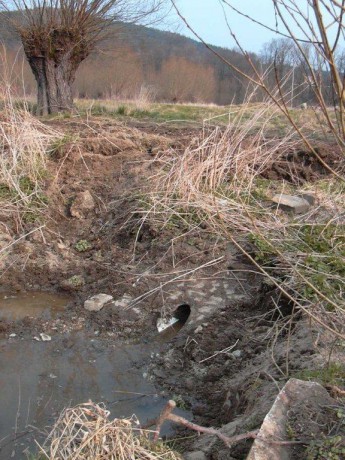 5_Před úpravou pravého břehu Volyňky občané sami hledali ústí kanalizace